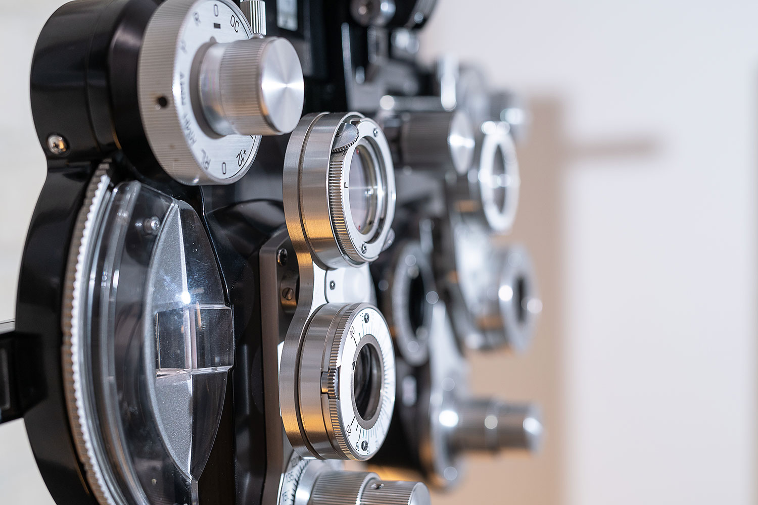 Sehtestraum mit Messgerät und Prüfbrille bei Optikuss