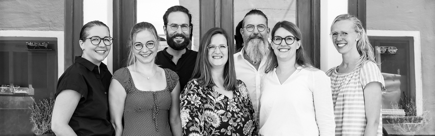 Das Team von Optikuss vor dem Ladengeschäft in Landsberg am Lech